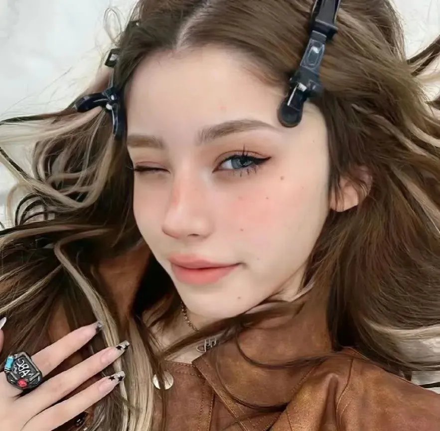 与一位女士合影